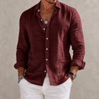 Camisa de André Ferran Étienne en color azul claro, ideal para el otoño, combinada con pantalones blancos.