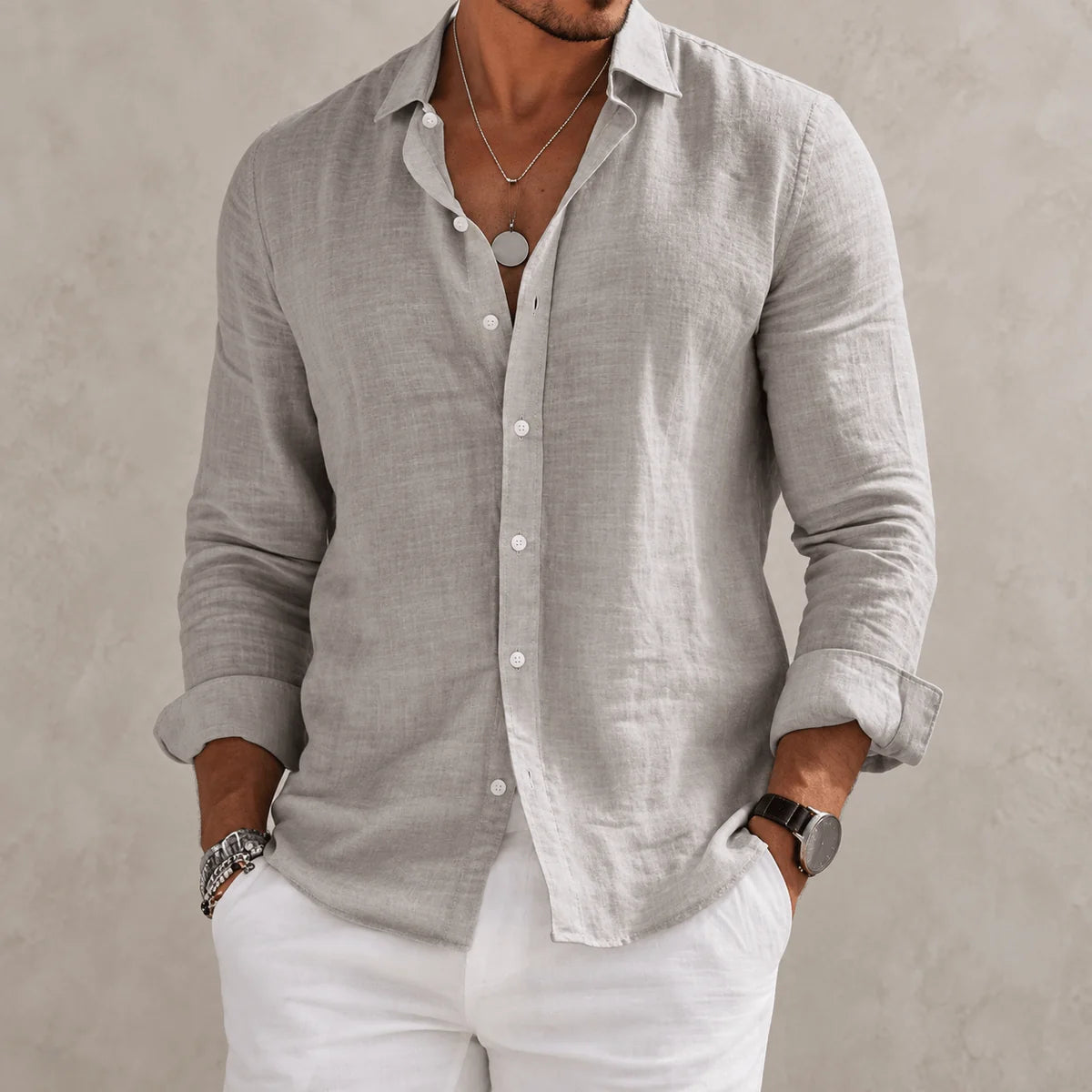 Camisa de André Ferran Étienne en color azul claro, ideal para el otoño, combinada con pantalones blancos.