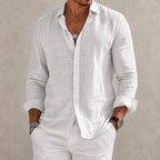 Camisa de André Ferran Étienne en color azul claro, ideal para el otoño, combinada con pantalones blancos.