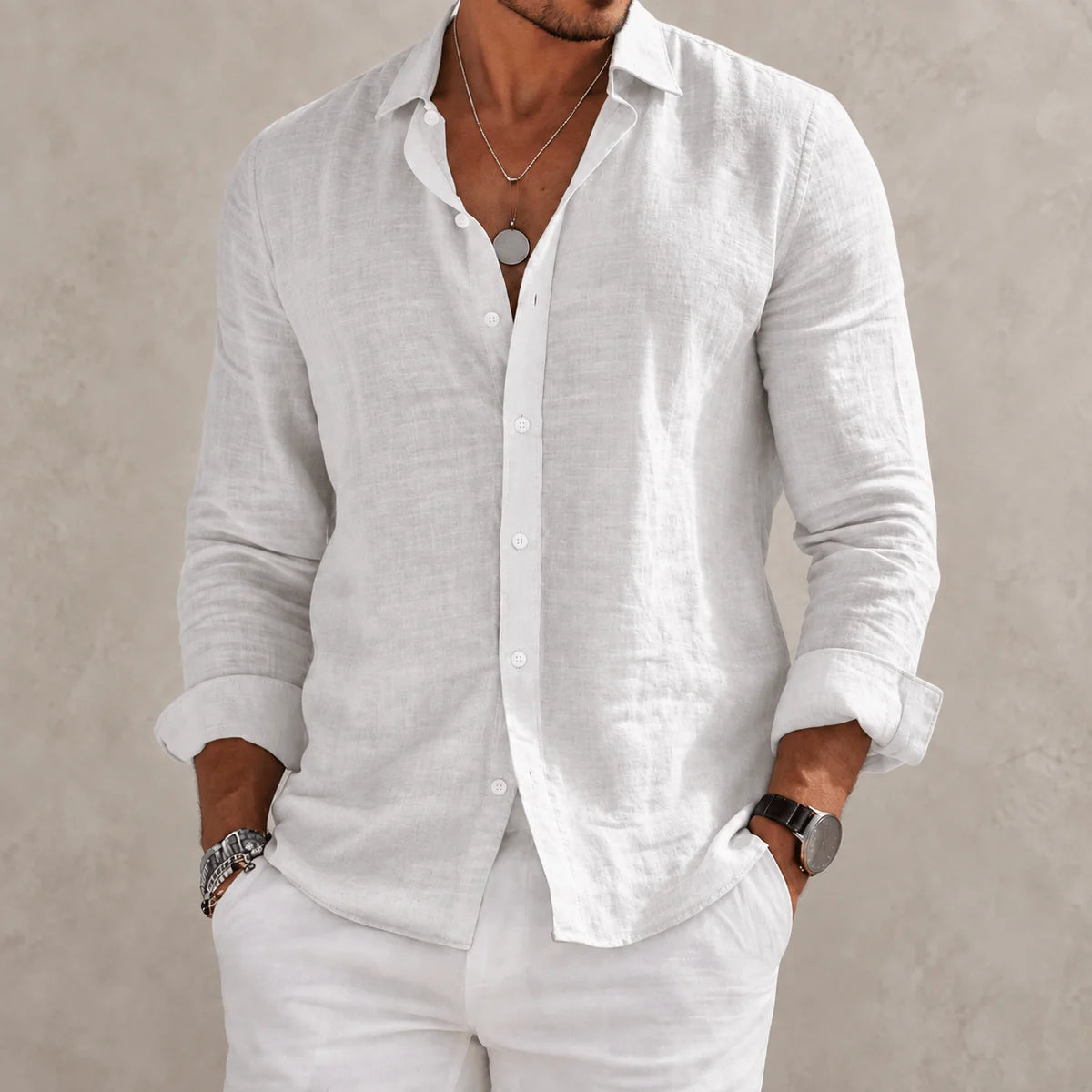 Camisa de André Ferran Étienne en color azul claro, ideal para el otoño, combinada con pantalones blancos.