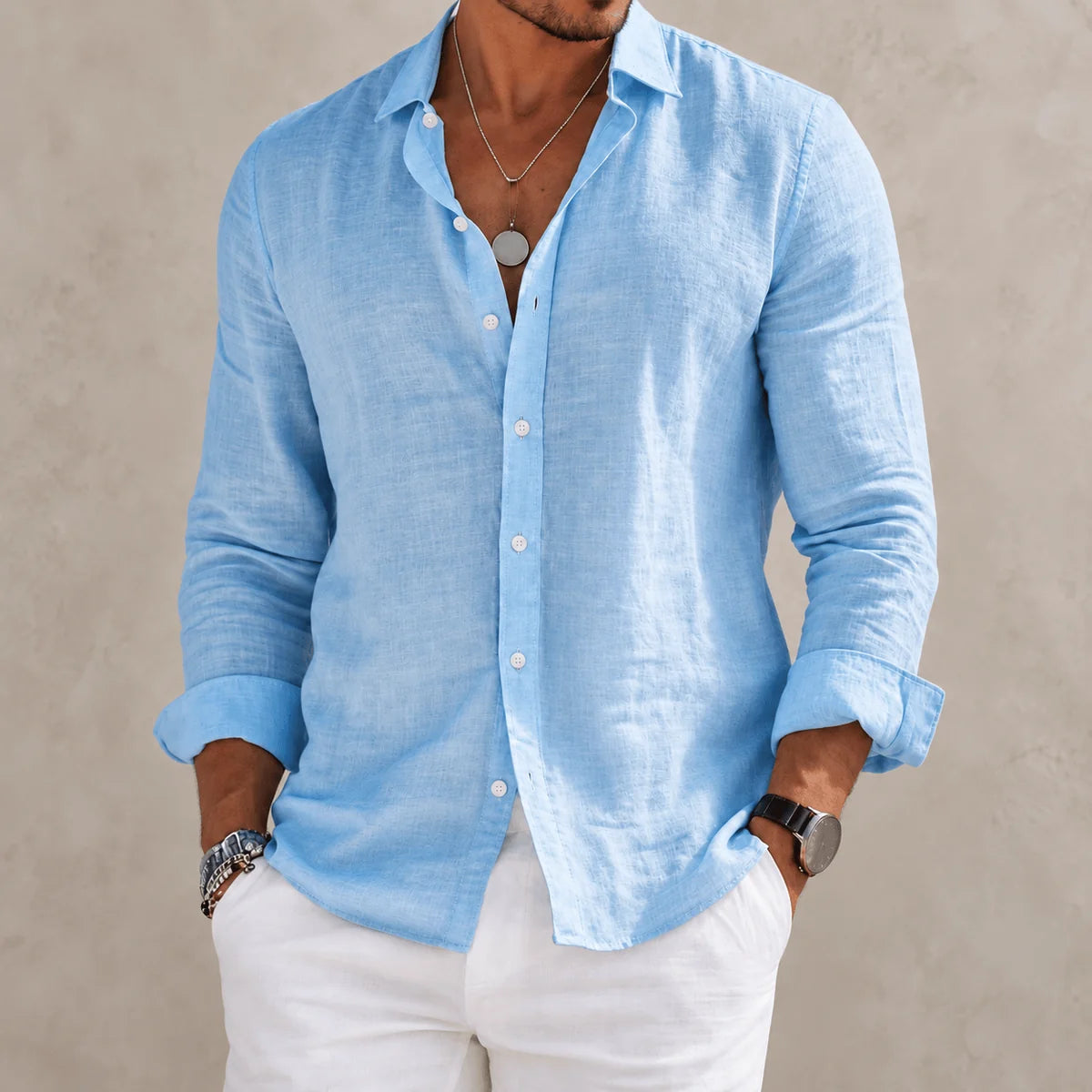 Camisa de André Ferran Étienne en color azul claro, ideal para el otoño, combinada con pantalones blancos.