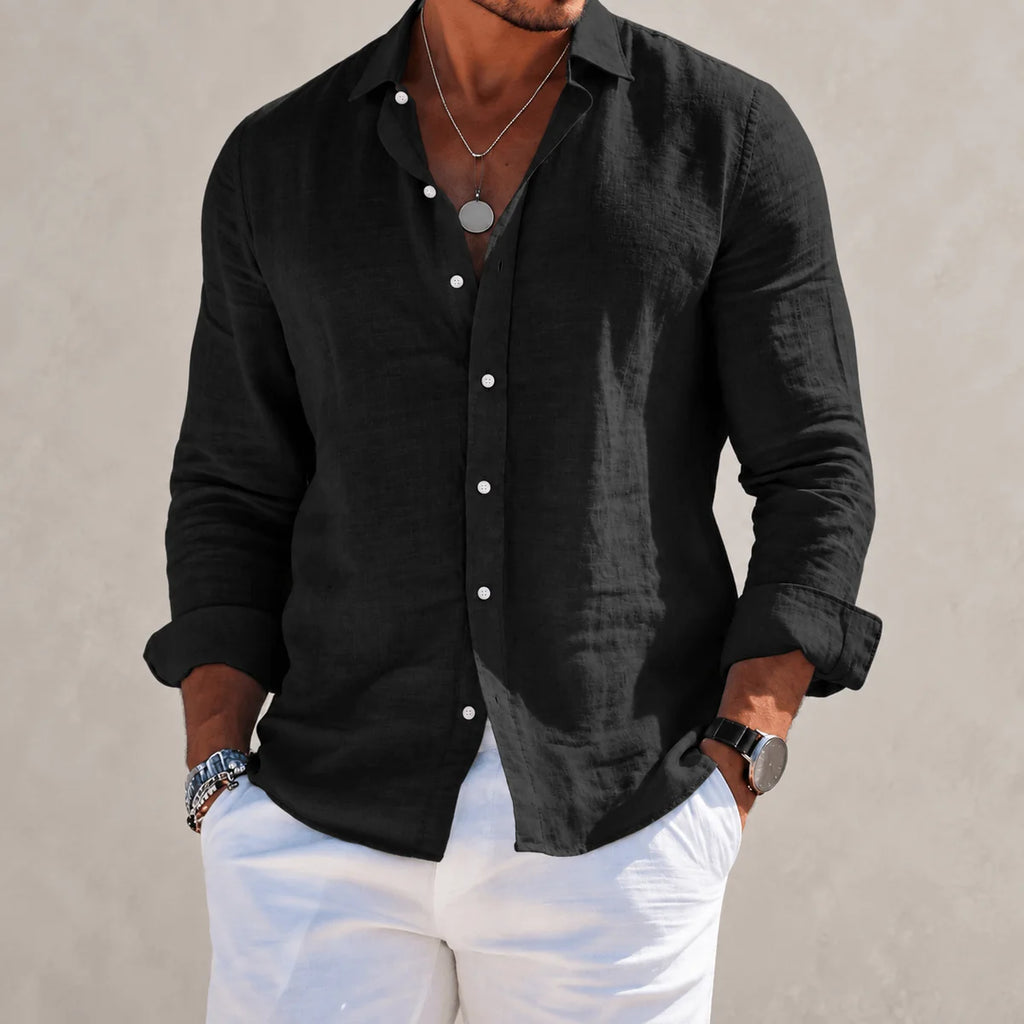 Camisa de André Ferran Étienne en color azul claro, ideal para el otoño, combinada con pantalones blancos.