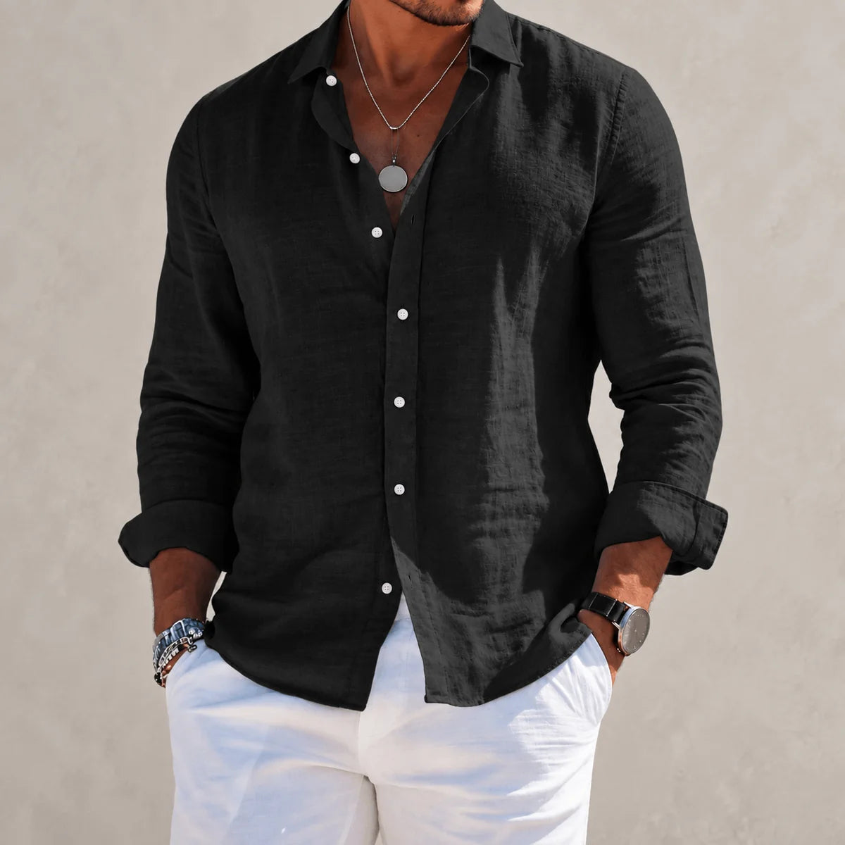 Camisa de André Ferran Étienne en color azul claro, ideal para el otoño, combinada con pantalones blancos.