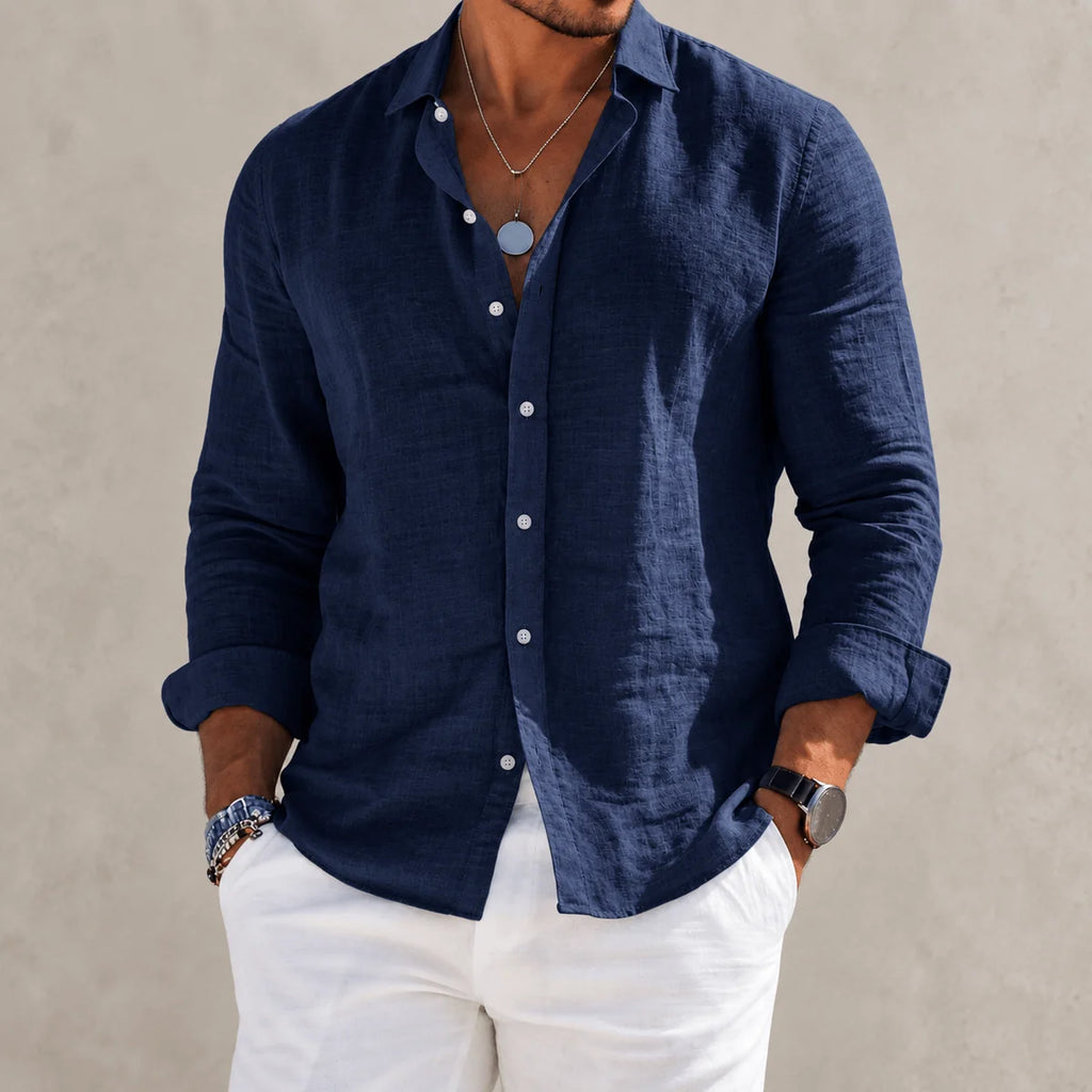 Camisa de André Ferran Étienne en color azul claro, ideal para el otoño, combinada con pantalones blancos.