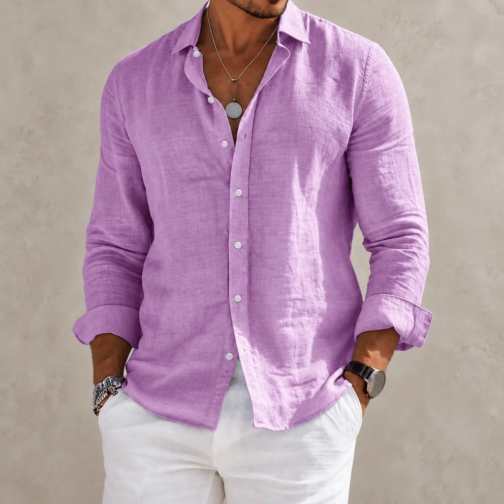 Camisa de André Ferran Étienne en color azul claro, ideal para el otoño, combinada con pantalones blancos.