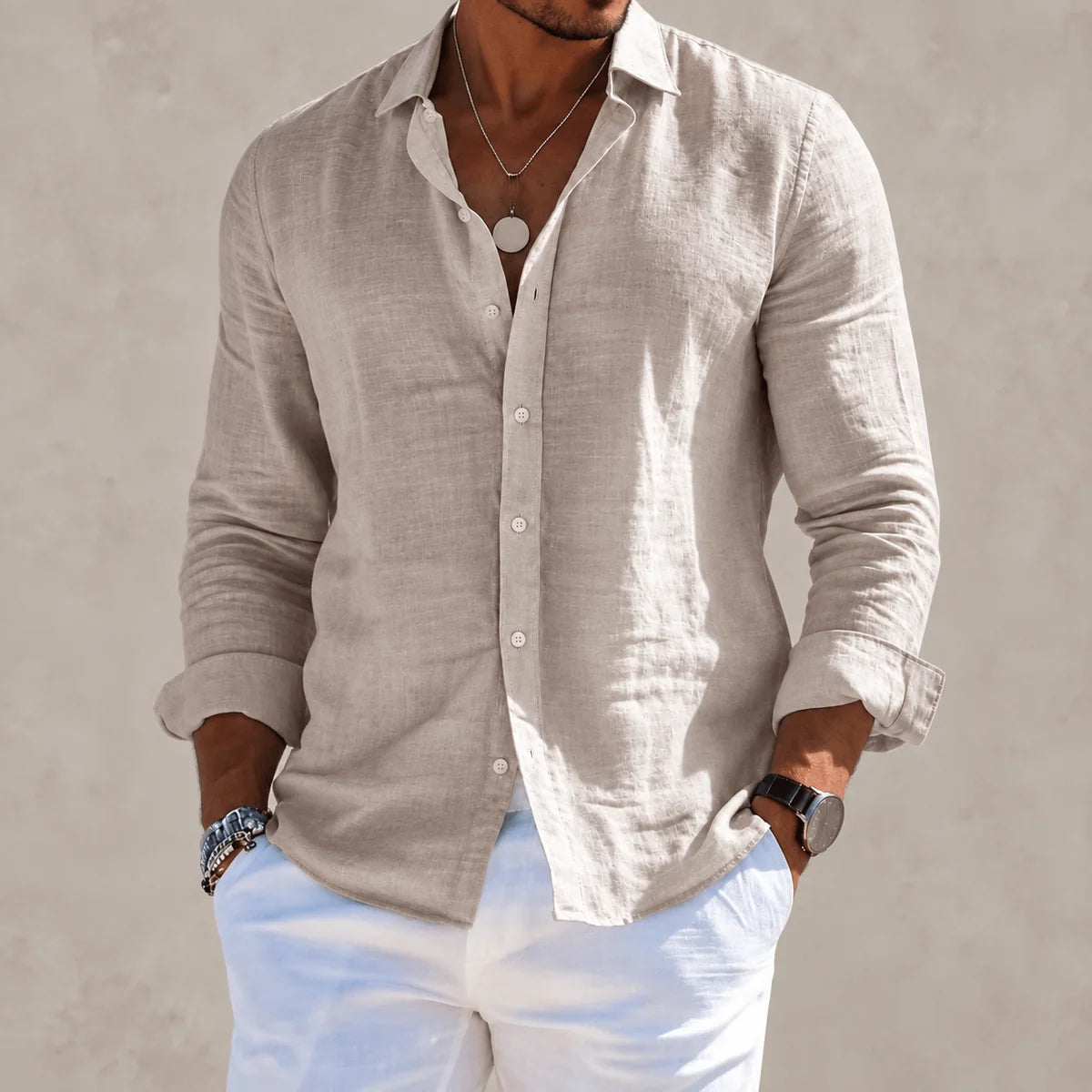 Camisa de André Ferran Étienne en color azul claro, ideal para el otoño, combinada con pantalones blancos.