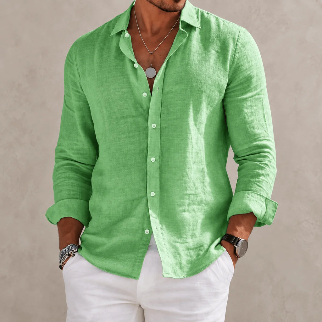 Camisa de André Ferran Étienne en color azul claro, ideal para el otoño, combinada con pantalones blancos.