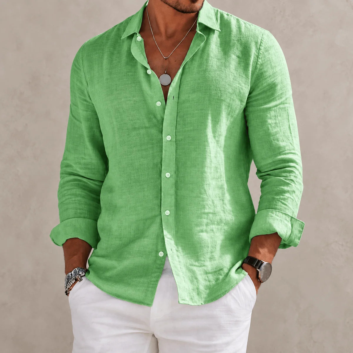 Camisa de André Ferran Étienne en color azul claro, ideal para el otoño, combinada con pantalones blancos.