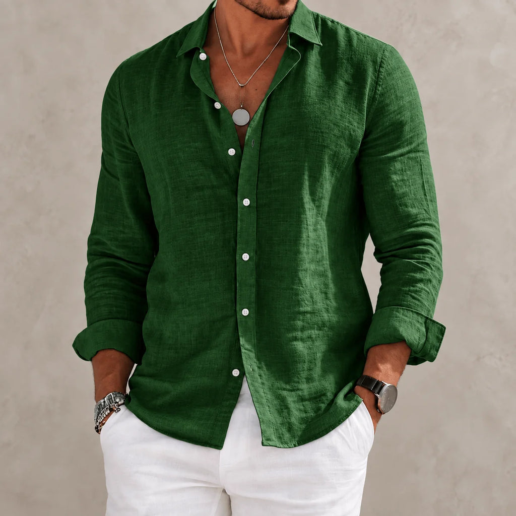 Camisa de André Ferran Étienne en color azul claro, ideal para el otoño, combinada con pantalones blancos.