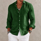 Camisa de André Ferran Étienne en color azul claro, ideal para el otoño, combinada con pantalones blancos.