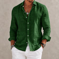 Camisa de André Ferran Étienne en color azul claro, ideal para el otoño, combinada con pantalones blancos.