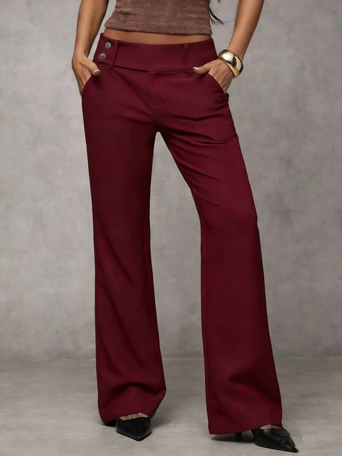 Duna Pantalones modernos de corte amplio en color burdeos, ideales para un look elegante y cómodo.