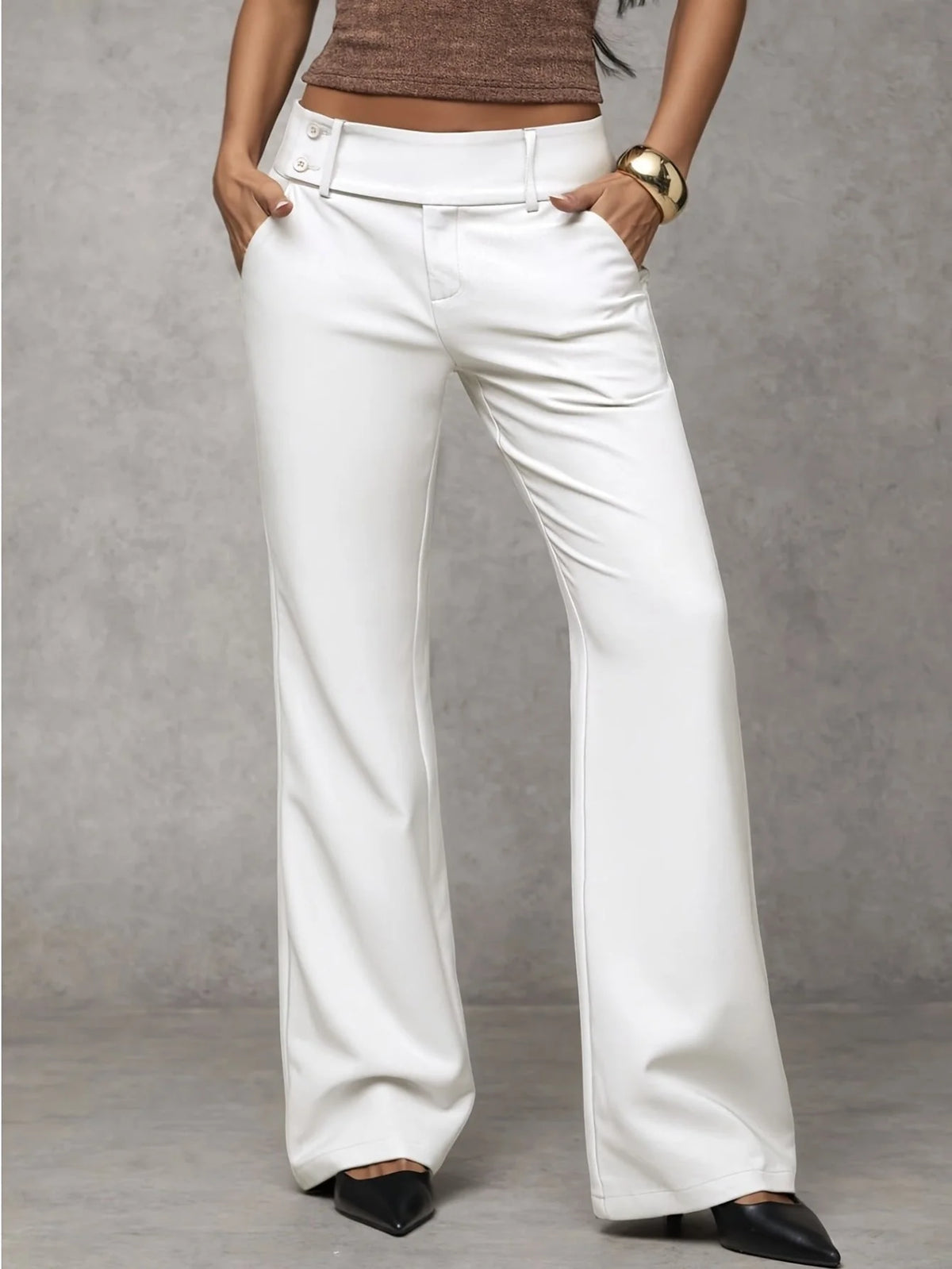 Duna Pantalones modernos de corte amplio en color burdeos, ideales para un look elegante y cómodo.