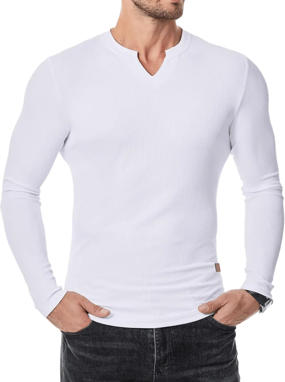 Cuello en V Alvin de André Ferran, camiseta negra de manga larga con textura acanalada.