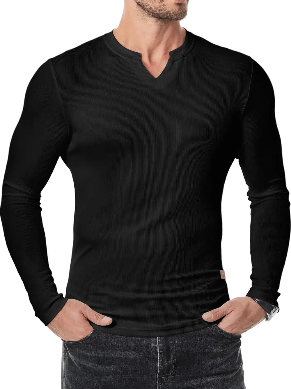 Cuello en V Alvin de André Ferran, camiseta negra de manga larga con textura acanalada.