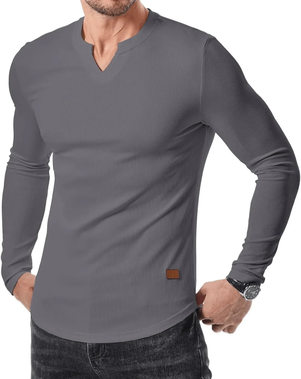 Cuello en V Alvin de André Ferran, camiseta negra de manga larga con textura acanalada.
