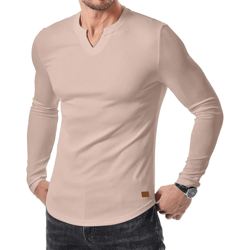 Cuello en V Alvin de André Ferran, camiseta negra de manga larga con textura acanalada.