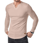 Cuello en V Alvin de André Ferran, camiseta negra de manga larga con textura acanalada.