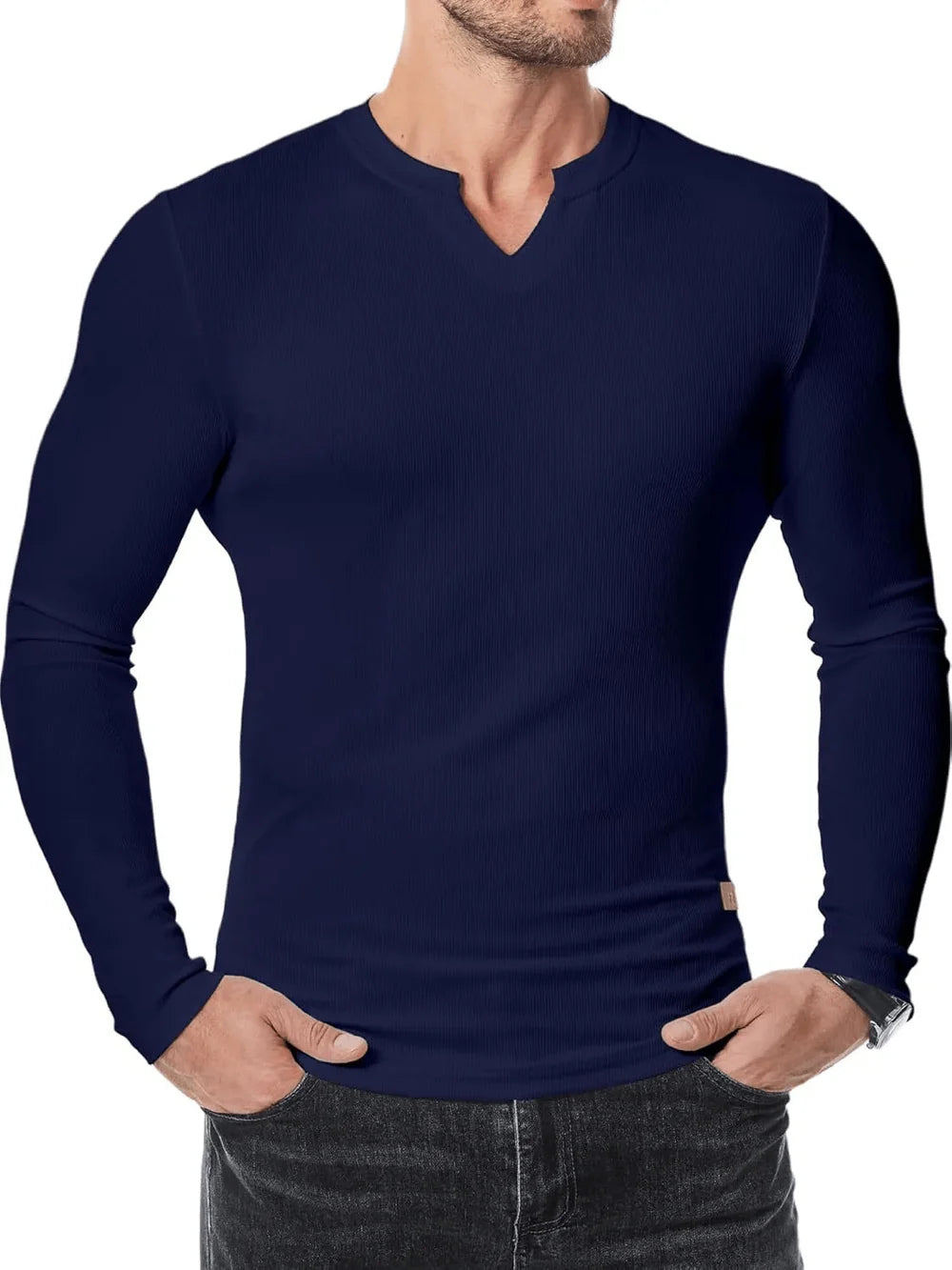 Cuello en V Alvin de André Ferran, camiseta negra de manga larga con textura acanalada.