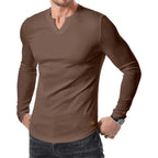 Cuello en V Alvin de André Ferran, camiseta negra de manga larga con textura acanalada.